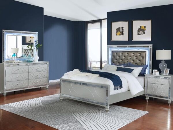 Gunnison 4-piece Eastern King Bedroom Set Silver Metallic